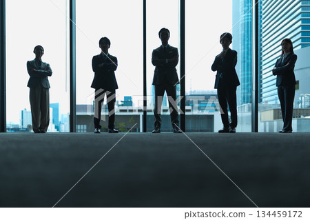 都市辦公室裡，一群商務團隊的身影若隱若現。 134459172