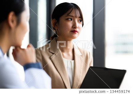 一位女士和一位醫療專業人員正在進行嚴肅的諮詢 134459174