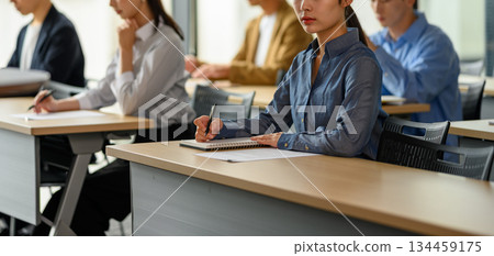 學生在研討會和培訓課程中認真學習 134459175