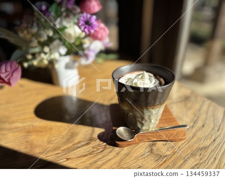 窗邊擺放著維也納咖啡。 134459337