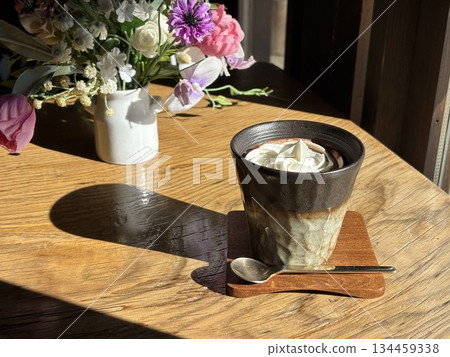 窗邊擺放著維也納咖啡。 134459338