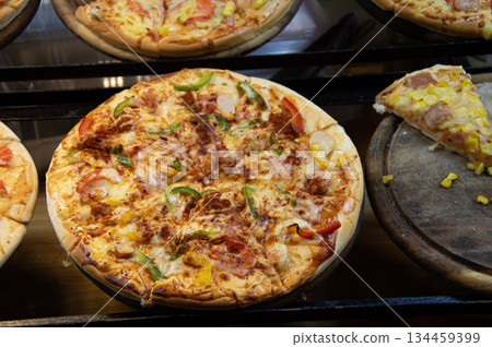 A roadside pizza stall selling Thai fusion pizzas. 134459399