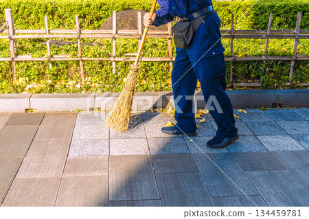 Tokyo cityscape in Japan, end of the year... Aging society. An elderly man sweeping up fallen leaves without a dustpan (with fallen leaves, P A) Tokyo cityscape in Japan, end of the year... Aging society. An elderly man sweeping up fallen leaves without a dustpan (with fallen leaves, P A) 134459781