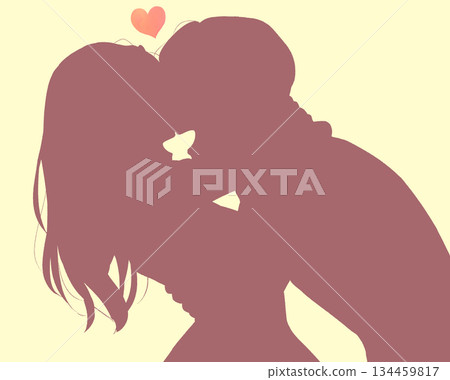 一對男女擁抱大笑的剪影 134459817