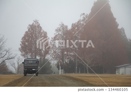 秋葉和一輛自衛隊卡車 秋葉和一輛自衛隊卡車 134460105