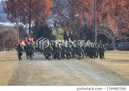 自衛隊員奔跑在秋葉中 自衛隊員奔跑在秋葉中 134460106