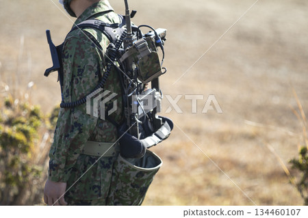 自衛隊軍官攜帶無線電 134460107