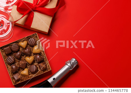 A glasses of champagne elegantly paired with a gift box 134465778