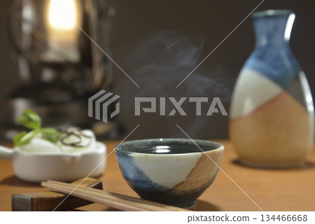 熱氣騰騰的清酒和一盞燈籠 134466668