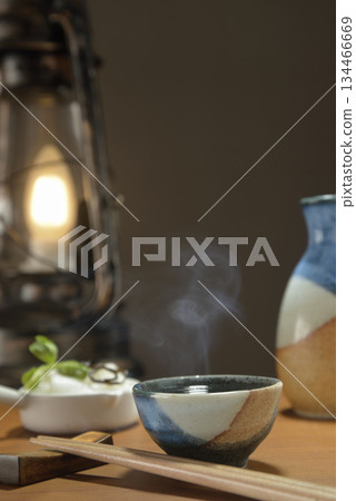 熱氣騰騰的清酒和一盞燈籠 熱氣騰騰的清酒和一盞燈籠 134466669