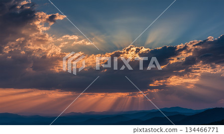 清晨的陽光透過雲層，灑在平靜的天空，空無一人。 134466771