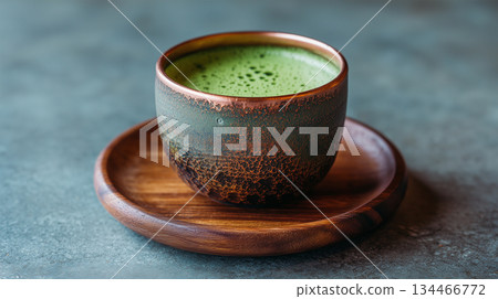 抹茶盛放在錘紋銅碗中，置於胡桃木盤上，金屬與綠色完美融合。 134466772