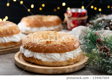 Traditional Spanish Roscon de Reyes with christmas decoration Traditional Spanish Roscon de Reyes with christmas decoration 134467004