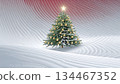 冬日雪景中，一棵閃閃發光的聖誕樹映襯著迷人的景色。 134467352