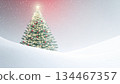 冬日雪景中，一棵閃閃發光的聖誕樹映襯著迷人的景色。 134467357