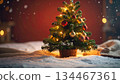 冬日雪景中，一棵閃閃發光的聖誕樹映襯著迷人的景色。 134467361