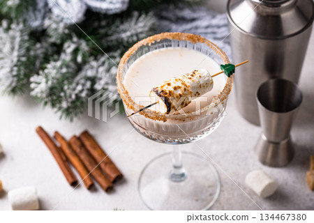Christmas cocktail with toasted marshmellow 134467380