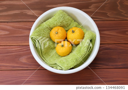 Yuzu placed in a washbasin 134468091