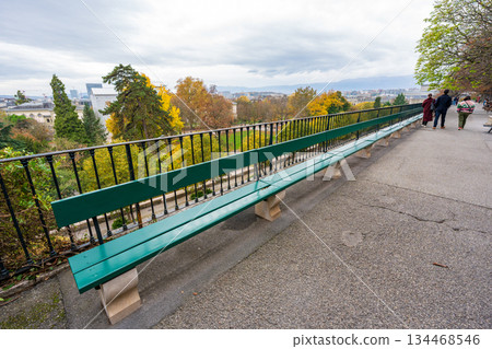 位於瑞士日內瓦州日內瓦市托雷耶長廊的世界最長木製長椅，可欣賞城市美景。 134468546