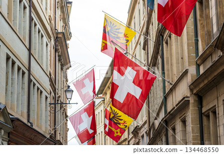 瑞士日內瓦州日內瓦市，街道上飄揚著日內瓦市政廳和瑞士國旗。 134468550