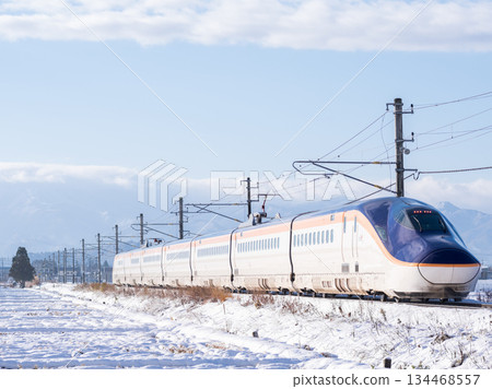 【山形線】新幹線翼號列車駛過冬日的鄉村 【山形線】新幹線翼號列車駛過冬日的鄉村 134468557