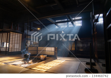 [Light beam material] A winter feature: The light beams of Okutani at Wakihonjin in Tsumago-juku [Nagano Prefecture] 134468742