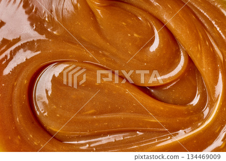 freshly cooked caramel sauce background 134469009