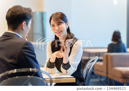 Couple dating smartphone 134469521