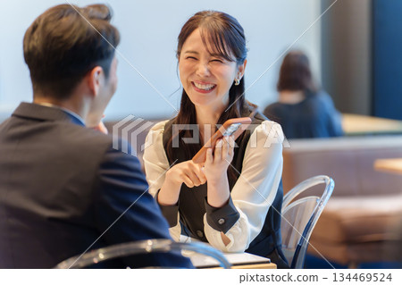 Couple dating smartphone 134469524