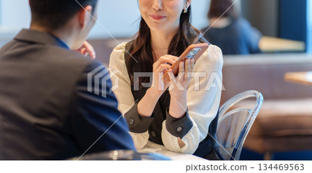 情侶約會智慧型手機 134469563