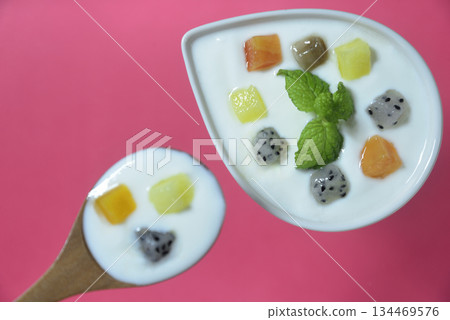 優格上撒上切碎的混合物 134469576