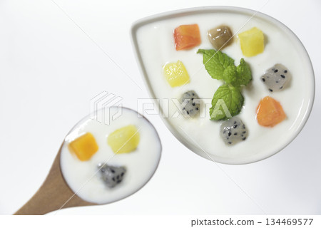 優格上撒上切碎的混合物 優格上撒上切碎的混合物 134469577