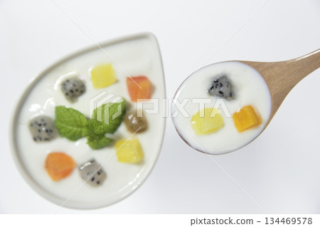 優格上撒上切碎的混合物 134469578