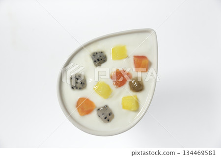 優格上撒上切碎的混合物 優格上撒上切碎的混合物 134469581
