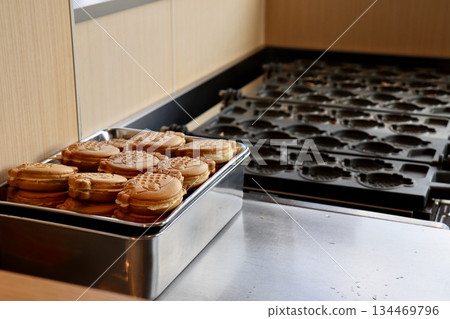 Izumo's famous "Ofukuyaki," said to bring good fortune, is being prepared on a hot plate. | Izumo Taisha Shrine, Shimane Prefecture, Shinmon Street | Advertising and design materials 134469796