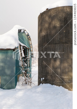 白雪皚皚的鄉村，清晨寧靜祥和。穀倉和糧倉的屋頂上覆蓋著積雪。 134469835