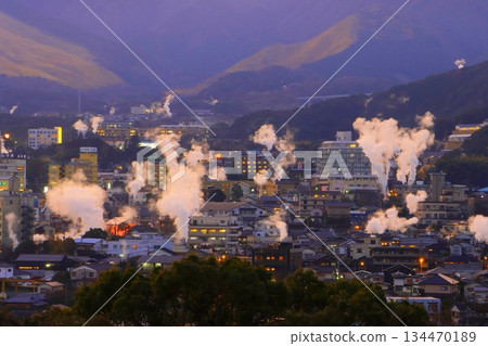 Kannawa Onsen town at dusk (from Beppu City Yukemuri Observatory) 134470189