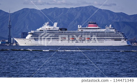 清晨，新型遊輪「飛鳥三號」駛過博多灣，遠處群山環繞。 134471349