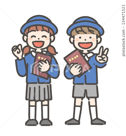 身穿校服的幼兒園小朋友們面帶笑容，手捧畢業證書。 134471521