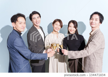 男男女女在派對上舉杯慶祝（飲酒派對/年終派對） 134471834