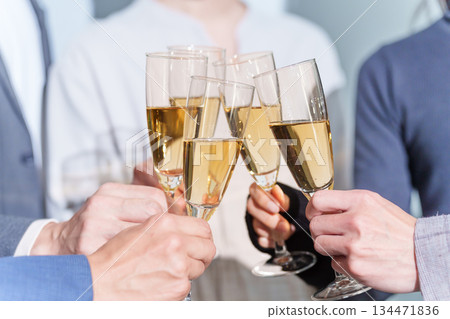 Men and women toasting at a party (drinking party/year-end party) Men and women toasting at a party (drinking party/year-end party) 134471836