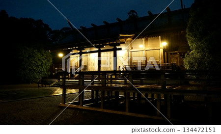 The main hall of Miyazaki Shrine at dawn, from the right The main hall of Miyazaki Shrine at dawn, from the right 134472151