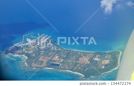 從空中俯瞰津堅島 134472174