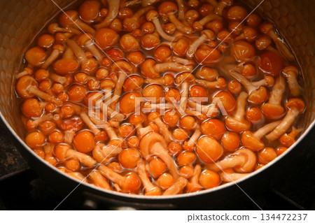 鍋裡的滑子菇 134472237