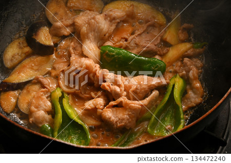 將茄子、青椒、豬肉與味噌一起炒 134472240