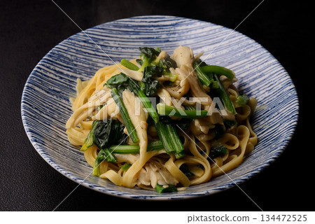 Maitake mushroom and horenso cream pasta 134472525