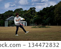 一位女士在公園打網球。 134472832