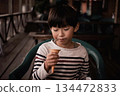 男孩R在咖啡館吃軟冰淇淋 134472833