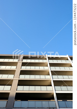 在藍天中閃耀的建築物 在藍天中閃耀的建築物 134473222