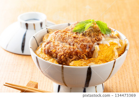 大米麵包豬肉 大米麵包豬肉 134473369